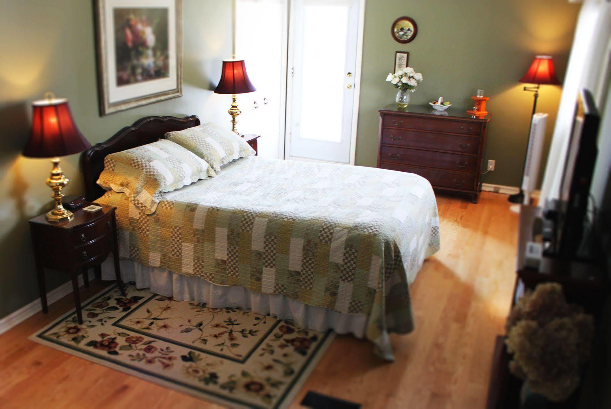 Forest Hill Bed And Breakfast キッチナー エクステリア 写真